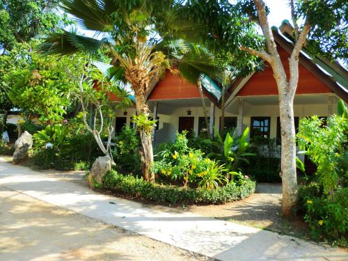 una casa con árboles y plantas delante de ella en The Krabi Forest Homestay en Ao Nang