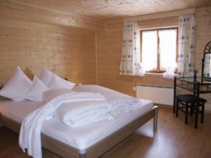 ein Schlafzimmer mit einem weißen Bett und einem Fenster in der Unterkunft Casa Nonna in Samnaun