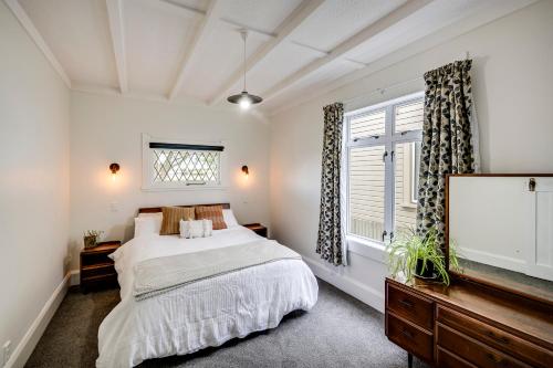 a bedroom with a bed and a window at Bungalow on Chambers in Napier