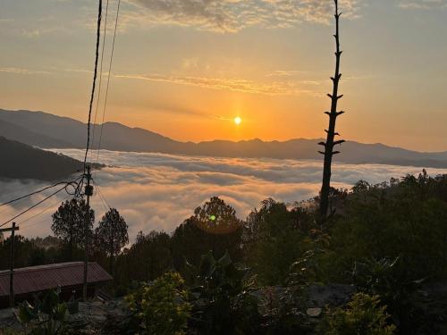 una vista del sol saliendo sobre un mar de nubes en Aman Homestay, en Saur