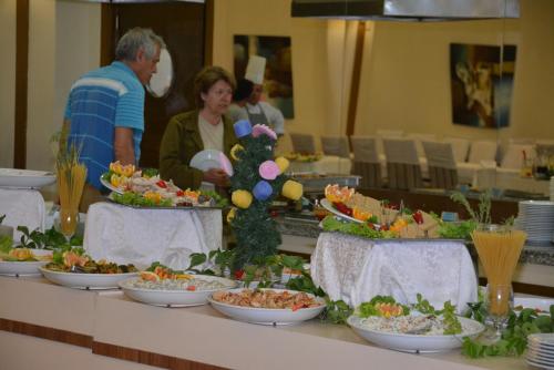 Comida en o cerca de este hotel