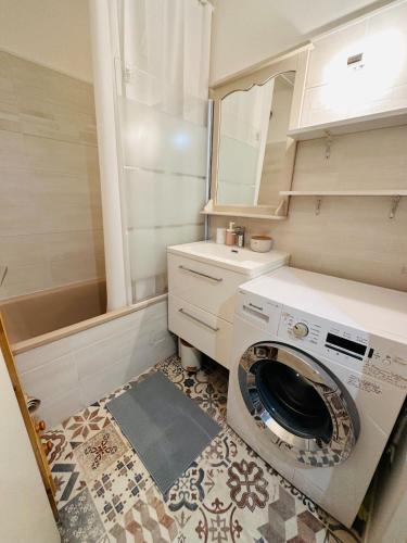 une petite salle de bains avec un lave-linge. dans l'établissement FREE Parking, Proche Gare, PLAGE, Centre, Netflix, à Arcachon