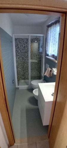 a bathroom with two sinks and a tub and a toilet at INCANTEVOLE VILLINO SUL MARE con accesso diretto alla spiaggia, posto auto e aria condizionata! in Capoliveri