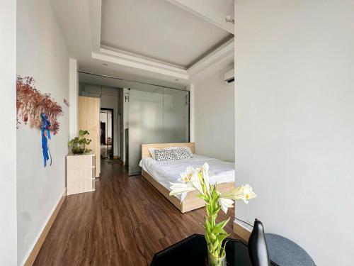 a bedroom with a bed and a desk in a room at Chỗ nghỉ cuối tuần in Hanoi