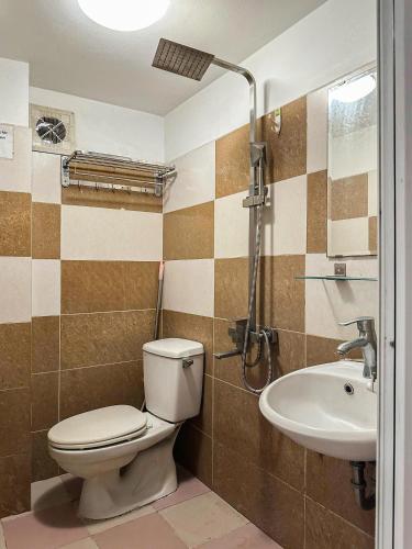 a bathroom with a toilet and a sink at Chỗ nghỉ cuối tuần in Hanoi