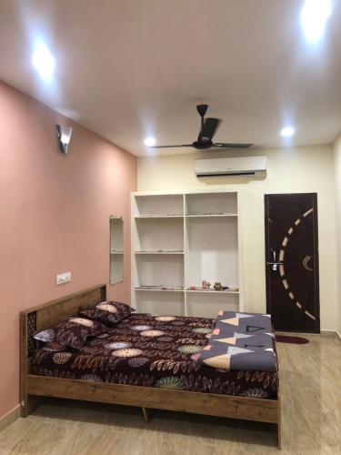 Postel nebo postele na pokoji v ubytování Chinmayi Guest Suite