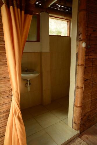 A bathroom at hostal Monte Libano