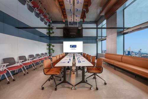 a conference room with a long table and chairs at Holiday Inn Express Wuhan Jianghan Road by IHG in Wuhan