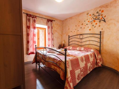 sypialnia z metalowym łóżkiem w pokoju w obiekcie Appartamento Dal Maestro Serafino w mieście Pragelato