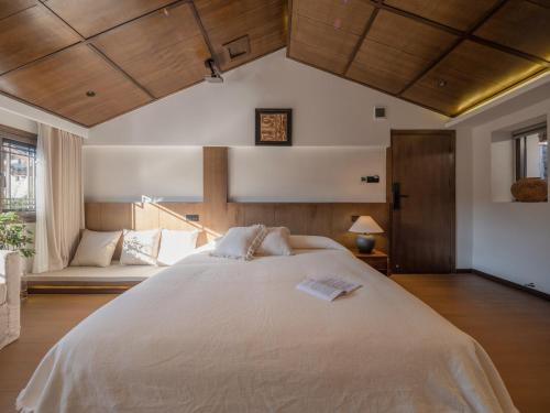 a bedroom with a large bed and a couch at Yunshang Xiyuan in Lijiang
