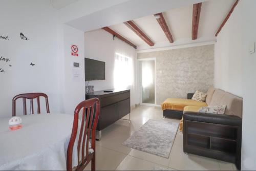 ブシュテニにあるCasa Antonia Busteniのリビングルーム(ベッド1台、テーブル付)