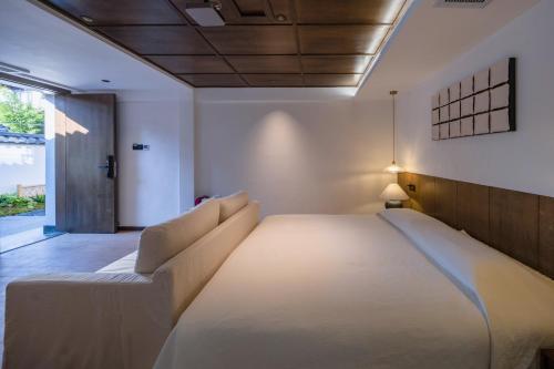 a bedroom with a large bed in a room at Yunshang Xiyuan in Lijiang