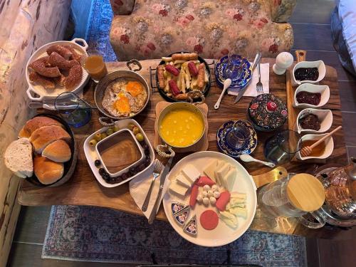 een tafel gevuld met verschillende soorten ontbijtproducten bij Sisorti bungalow otel in Çamlıhemşin