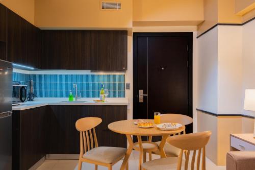 Una cocina o cocineta en Aeon Towers Private Residential Apartments I Next to Abreeza Ayala Malls I Prime Location l Fast Wifi l Free Pool I Managed by Bleuspace