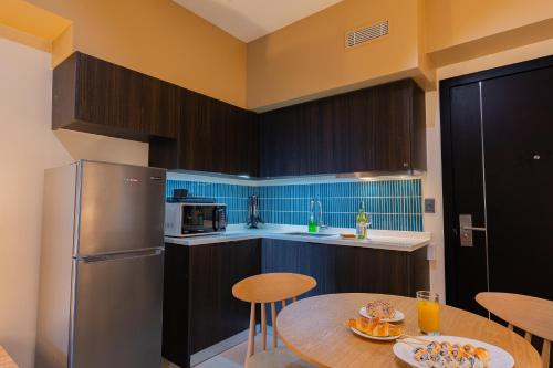 Una cocina o cocineta en Aeon Towers Private Residential Apartments I Next to Abreeza Ayala Malls I Prime Location l Fast Wifi l Free Pool I Managed by Bleuspace
