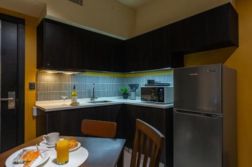 Una cocina o cocineta en Aeon Towers Private Residential Apartments I Next to Abreeza Ayala Malls I Prime Location l Fast Wifi l Free Pool I Managed by Bleuspace