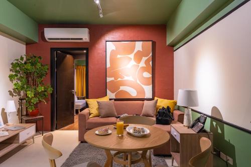 Un lugar para sentarse en Aeon Towers Private Residential Apartments I Next to Abreeza Ayala Malls I Prime Location l Fast Wifi l Free Pool I Managed by Bleuspace
