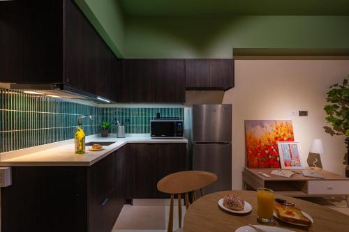 Una cocina o cocineta en Aeon Towers Private Residential Apartments I Next to Abreeza Ayala Malls I Prime Location l Fast Wifi l Free Pool I Managed by Bleuspace
