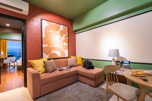 Un lugar para sentarse en Aeon Towers Private Residential Apartments I Next to Abreeza Ayala Malls I Prime Location l Fast Wifi l Free Pool I Managed by Bleuspace