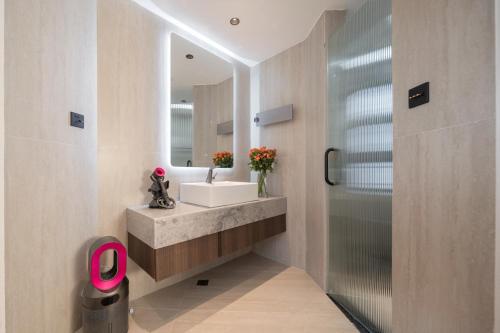 a bathroom with a sink and a mirror at Yunshang Xiyuan in Lijiang