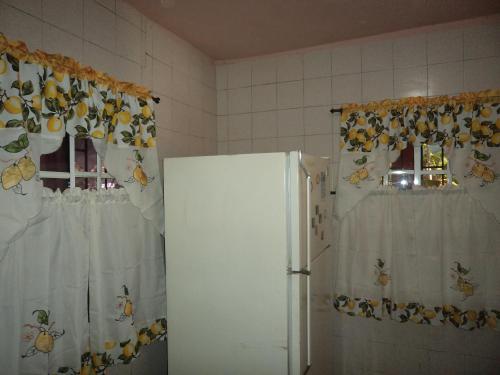 cocina con nevera y 2 ventanas en Posada Nativa Shingle Hill, en San Andrés