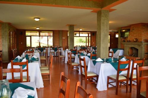 Un restaurante u otro lugar para comer en Hostería San Clemente