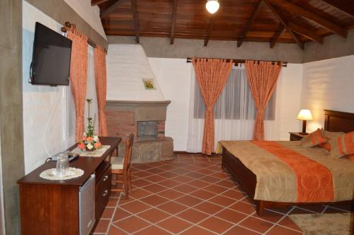 Una cama o camas en una habitación de Hostería San Clemente