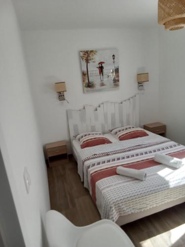 une chambre avec deux lits et un tableau au mur dans l'établissement Les 3 line, à La Chapelle-aux-Bois