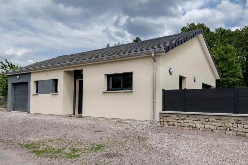 une maison blanche avec un toit noir dans l'établissement Les 3 line, à La Chapelle-aux-Bois