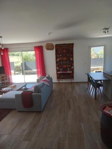 un salon avec un canapé et une table dans l'établissement Les 3 line, à La Chapelle-aux-Bois