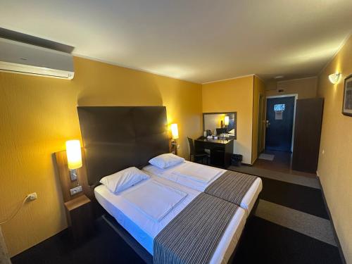 Postel nebo postele na pokoji v ubytování Formula 1 Motel