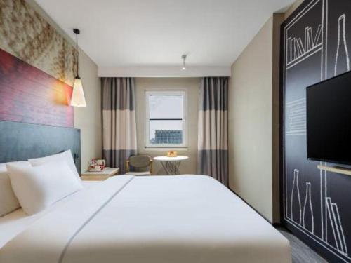Letto o letti in una camera di Ibis Chengdu Kehua Hotel