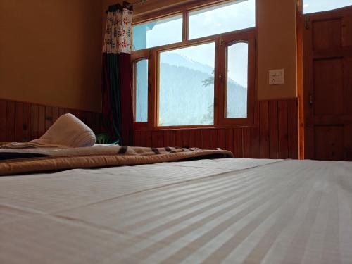 Una cama o camas en una habitación de Seri Pyramid View Home Stay Jibhi