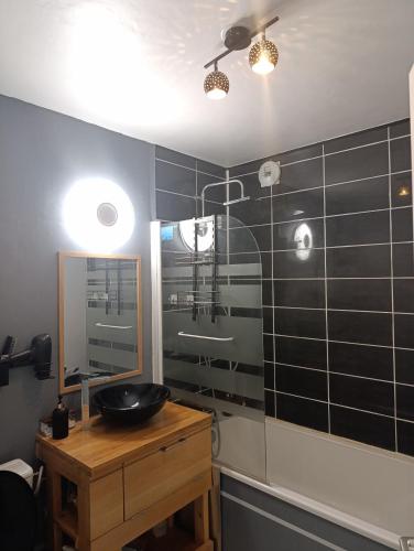 une salle de bain avec un lavabo et un miroir dans l'établissement Bordeaux appartement avec belles prestations - balcon - parking, à Bordeaux
