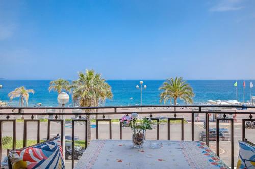 Nice apartment with sea view on Promenade Anglais