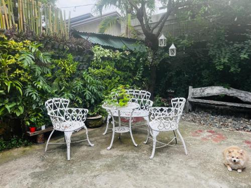 Κήπος έξω από το Anton & Isabel Charming Home in Bangued