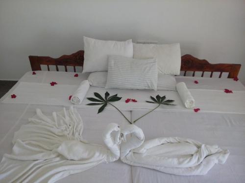 un letto con due cigni fatti di asciugamani di Thirumalai Park a Nilaveli