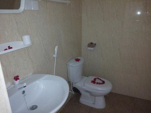 ニラヴェリにあるThirumalai Parkのバスルーム(白いトイレ、シンク付)