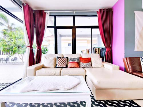 Posezení v ubytování PPFirst Pool Villa