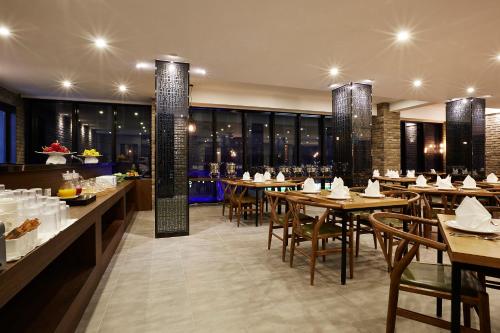 A restaurant or other place to eat at Urban Island Hotel Jeju