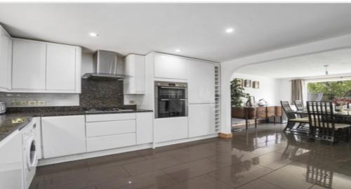 Fotografie z fotogalerie ubytování 5 Bed House - Sleeps 10 - Garden - Parking - Wifi v destinaci Aylesford