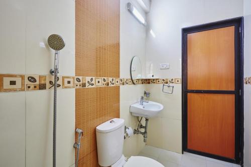 La salle de bains est pourvue de toilettes et d'un lavabo. dans l'établissement Saikunj Holiday Homes, à Candolim