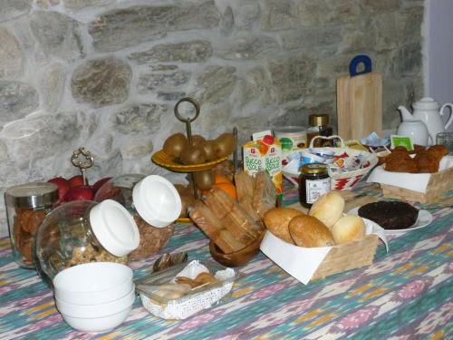 een tafel met brood en ander voedsel erop bij B&B Antica Corte in Omegna