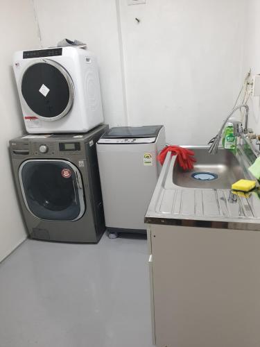 Кухня или мини-кухня в Dreaming Hostel Sinchon Hongdae
