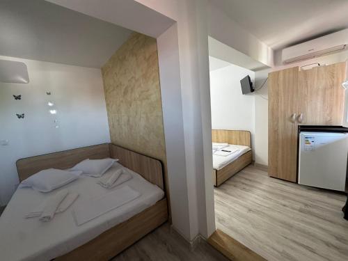 a small room with two beds and a kitchen at Casa Bella in Eforie Sud