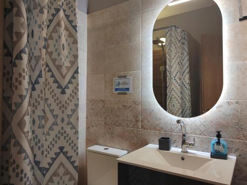 a bathroom with a sink and a mirror at villa vagelis in Mourteri