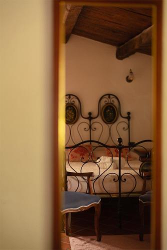 a bedroom with a bed with a wrought iron frame at Agriturismo Il Muto di Gallura in Aggius
