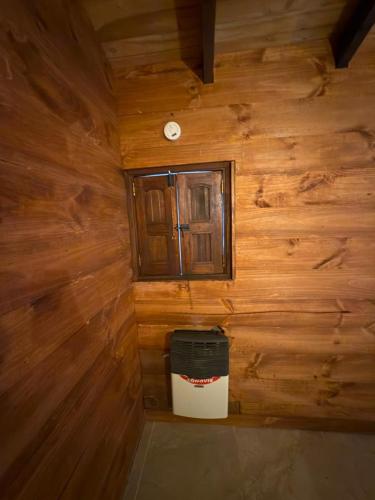 a wooden wall with a window and a bucket at Casa Campestre Los Nevados Patio Bonito in Estación El Salto