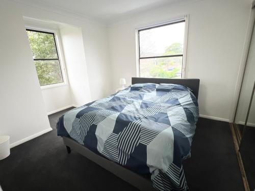 Ένα ή περισσότερα κρεβάτια σε δωμάτιο στο Queen Room in Two Story House with Swimming Pool - SW3