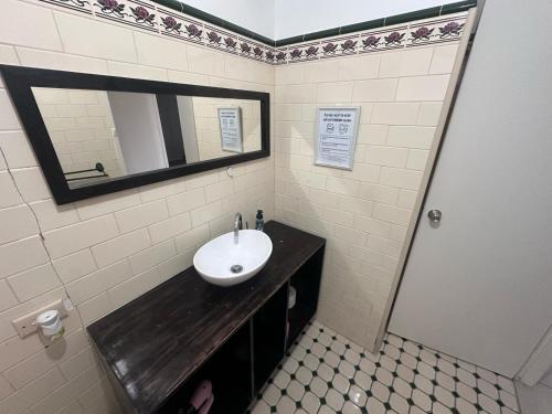 Ένα μπάνιο στο Queen Room in Two Story House with Swimming Pool - SW3